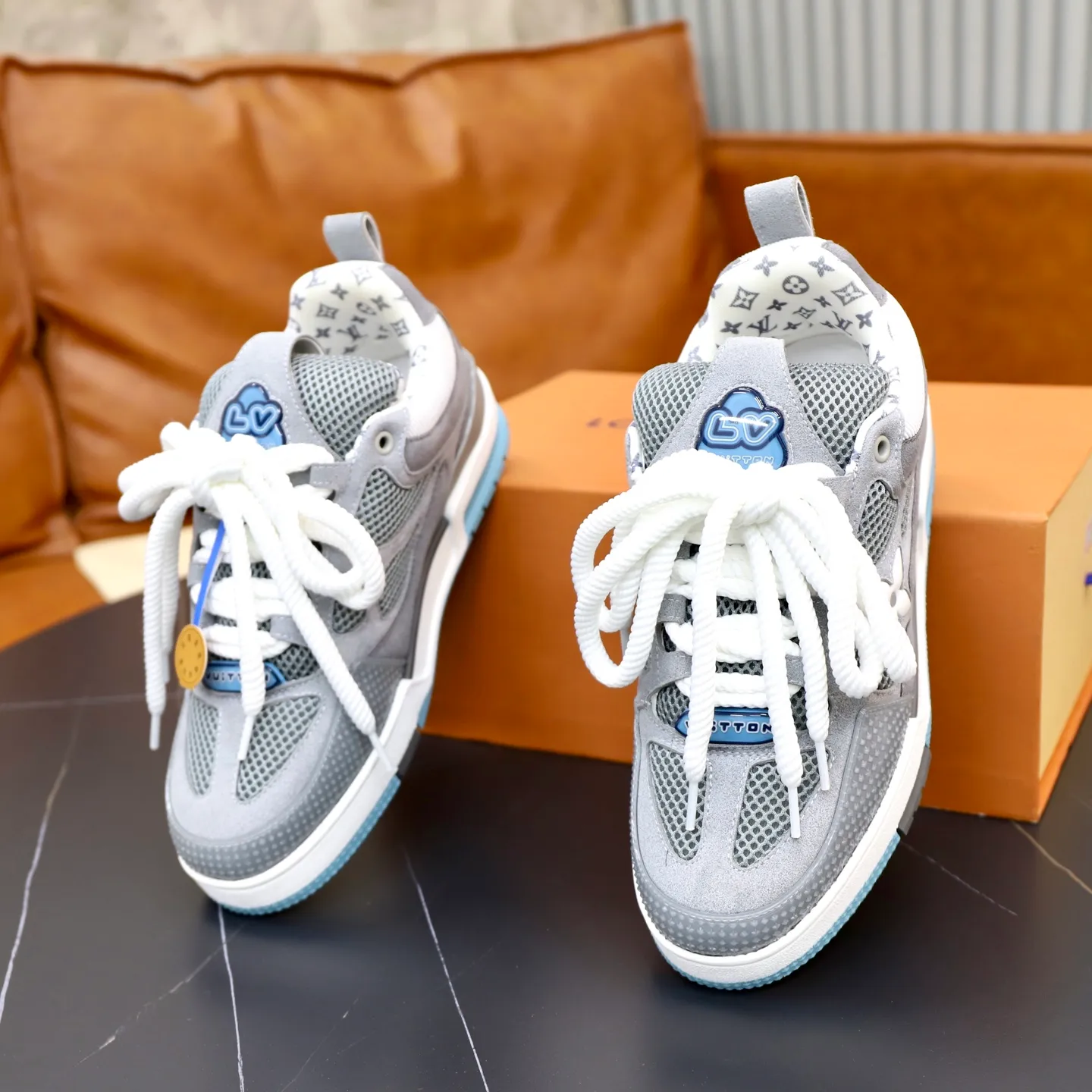 Ex-factory price: 860💰LV Couple👫Louis Vuitton TRAINER sneakers classic Louis Vuitton men's artistic director Virgil Abloh picked inspiration to create this LV Trainer sneaker. Yingze crystal inlays present a colorful effect. VS can be matched with two gorgeous effect colors. The LV letter logo badge on the tongue is gorgeous and noble. The LV letter is decorated on the side. The outsole is decorated with a Monogram flower pattern. It shows the trend of elegance and nobility! Men's and women's models: 35-46